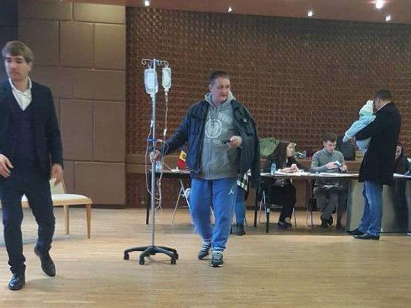 Grigore Cvestcovschi, într-o imagine care va face istorie. Foto: Facebook, grupul "Adoptă un vot!". (Ne cerem scuze pentru calitatea fotografiei.)