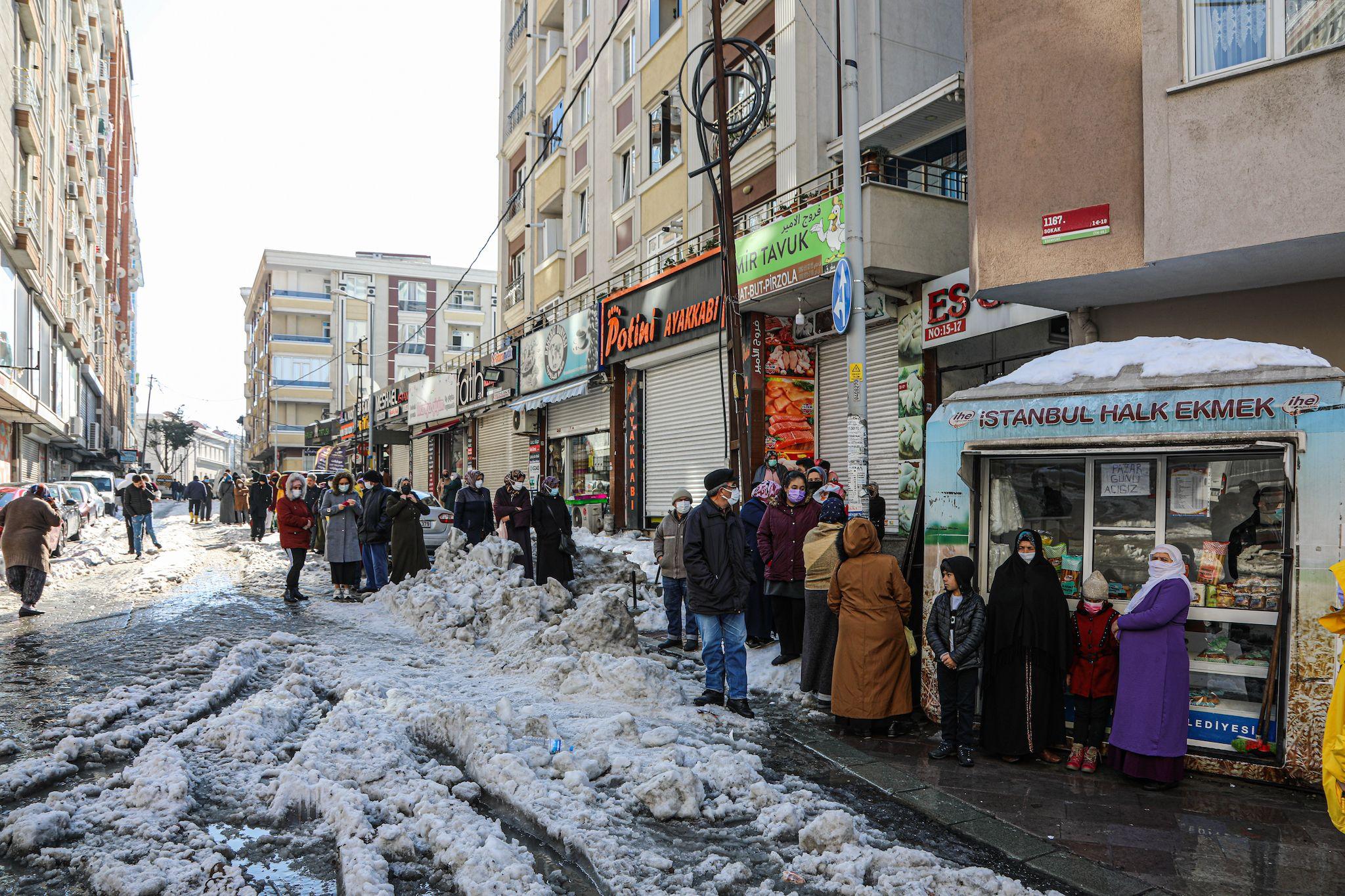 Coadă la pâine cu preț subvenționat de primărie. Foto: Murat Bay
