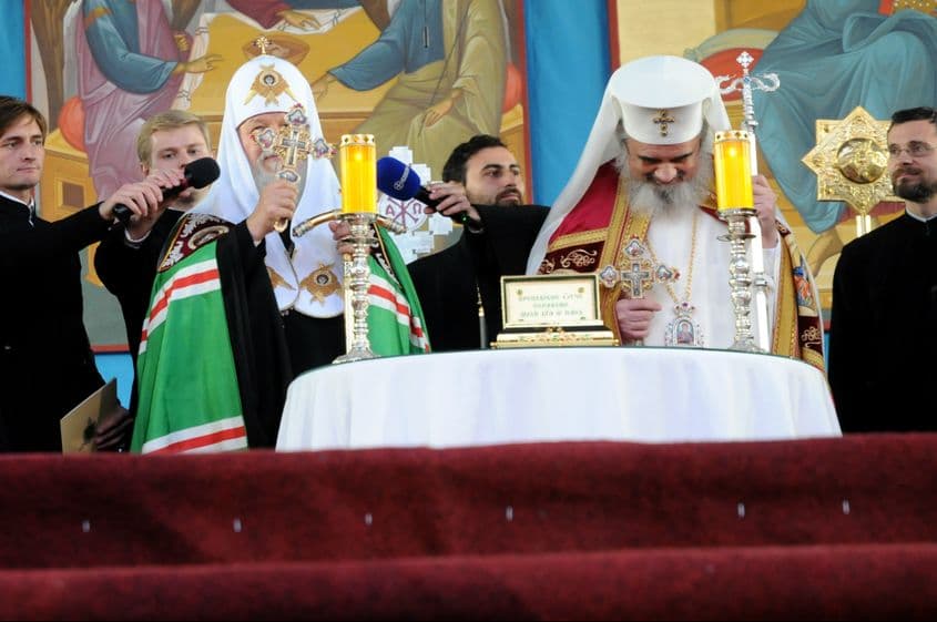 Patriarhul Daniel, amuzat în timpul discursului susținut de Patriarhul Kiril. Foto: Iulia Marin