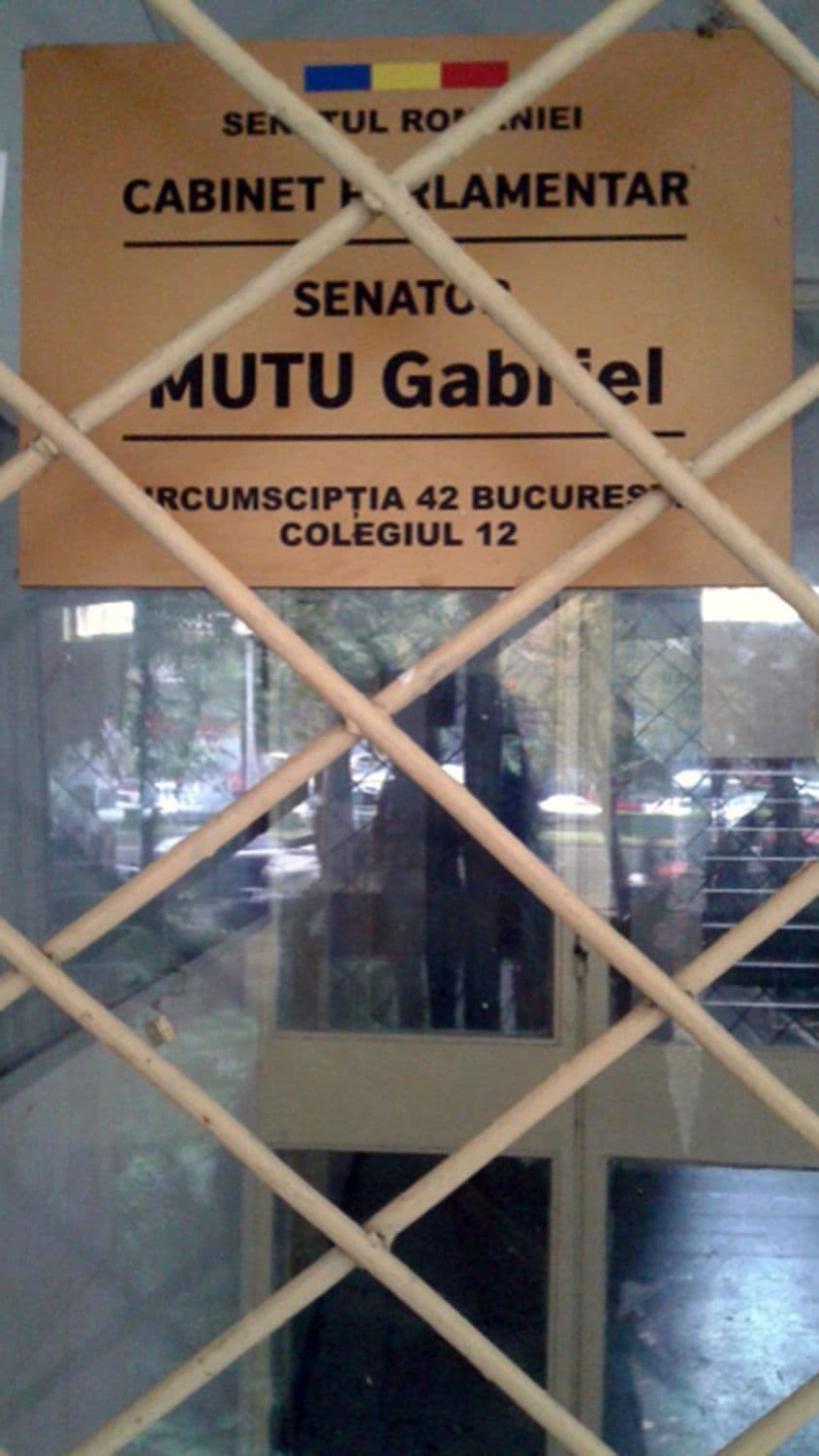 Intrarea în blocul unde se află cabinetul senatorului