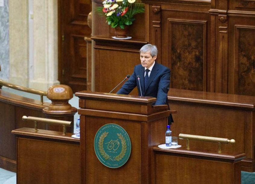 Premierul, la tribuna Senatului. Foto: Pagina de Facebook a lui Cioloș