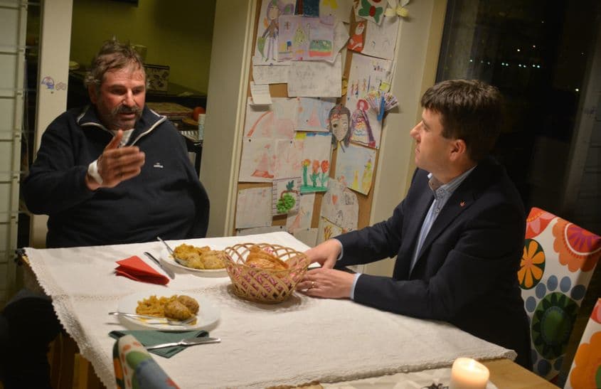 Borboly Csaba, alături de una din victimele atacate de urs în județul Harghita. Foto: Consiliul Județean Harghita.