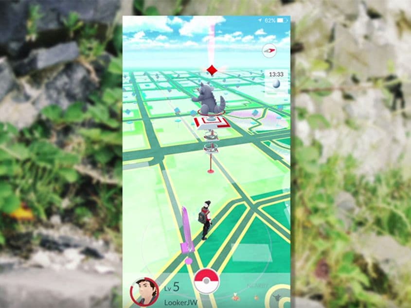 Jocul Pokemon Go suprapune personaje virtuale pe realitatea în care trăim.