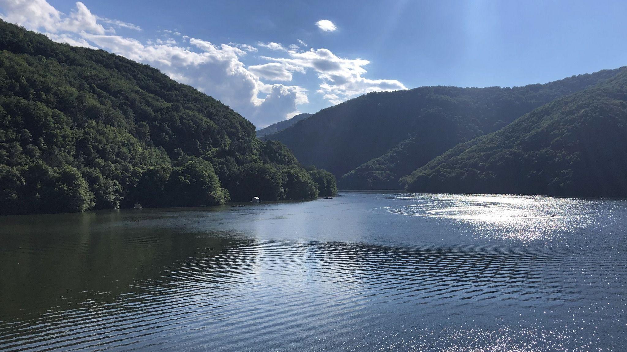 La o adică, poți să și înoți într-unul dintre lacurile zonei. Foto: Voicu Bojan