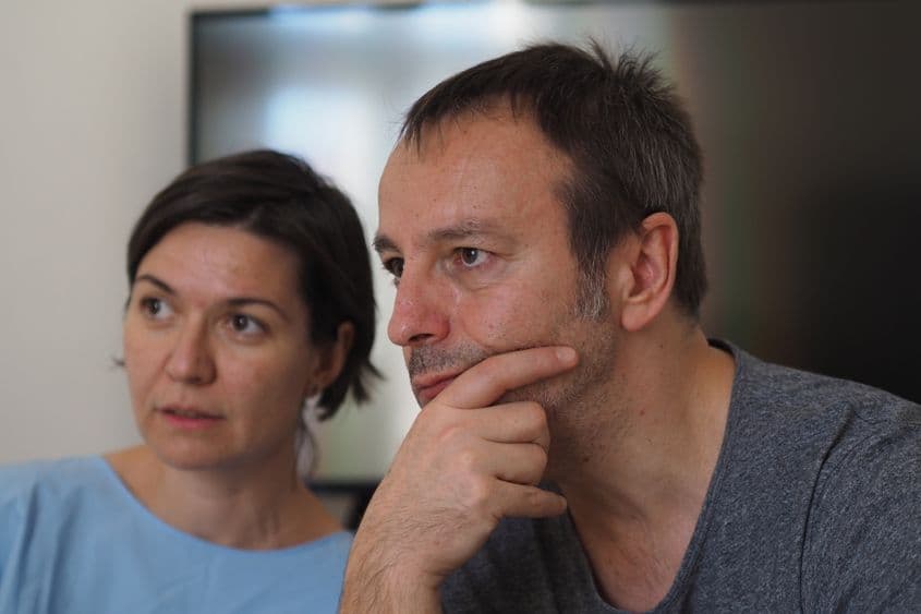 Scriitorul T.O. Bobe și interpreta Simina Popa, la discuția din redacția PressOne. Foto: Voicu Bojan