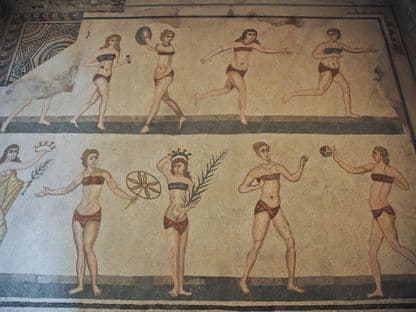 Tinere cu bikini pe vremea Imperiului Roman
