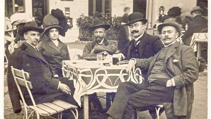 De la stânga spre dreapta: George Coşbuc – d-na Vaida-Voievod – dr. Ciuta (Bistriţa) – Alexandru Vaida-Voievod – I.L.Caragiale (Karlsbad, 1911). Sursa foto: Wikipedia