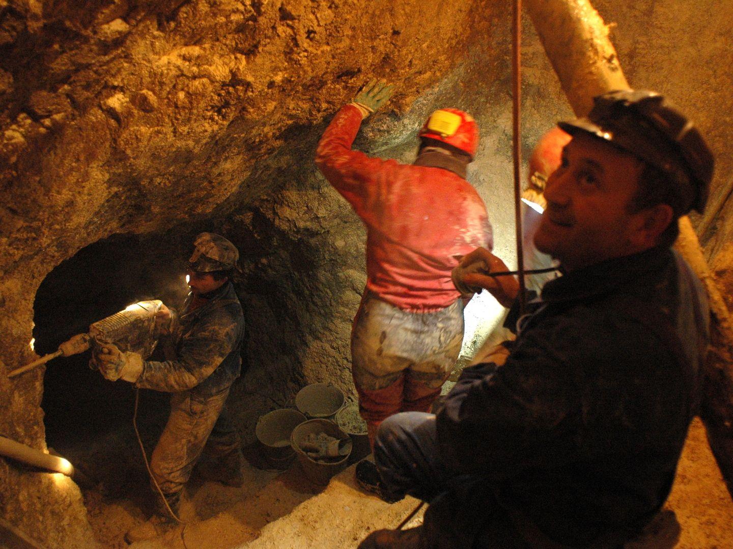 Alături de mineri și geologi în măruntaiele pământului