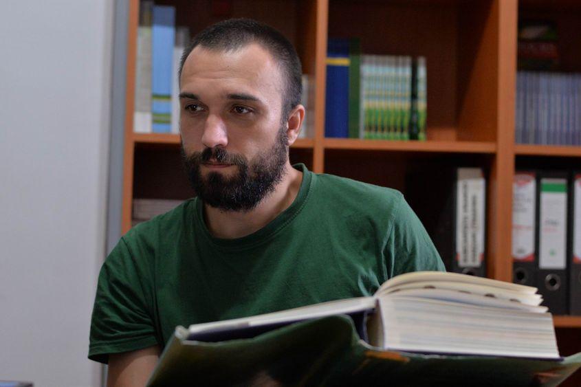 Dorin Damoc, cu una dintre cărțile uriașe folosite pentru a-și verifica afirmațiile. Foto: Lucian Muntean