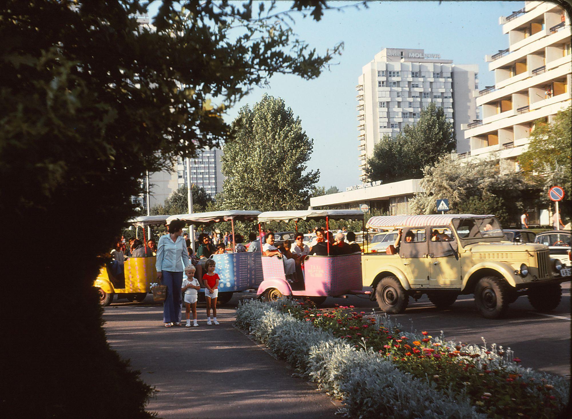 Titicarul - Minicarul sau spuneți-i cum vreți era o atracție majoră pentru copii. Departe de a fi aglomerate de mașini ca astăzi, stațiunile permiteau plimbări liniștite, printre spații verzi foarte bine îngrijite. Foto: Nicolae Mihălțianu, arhiva personală