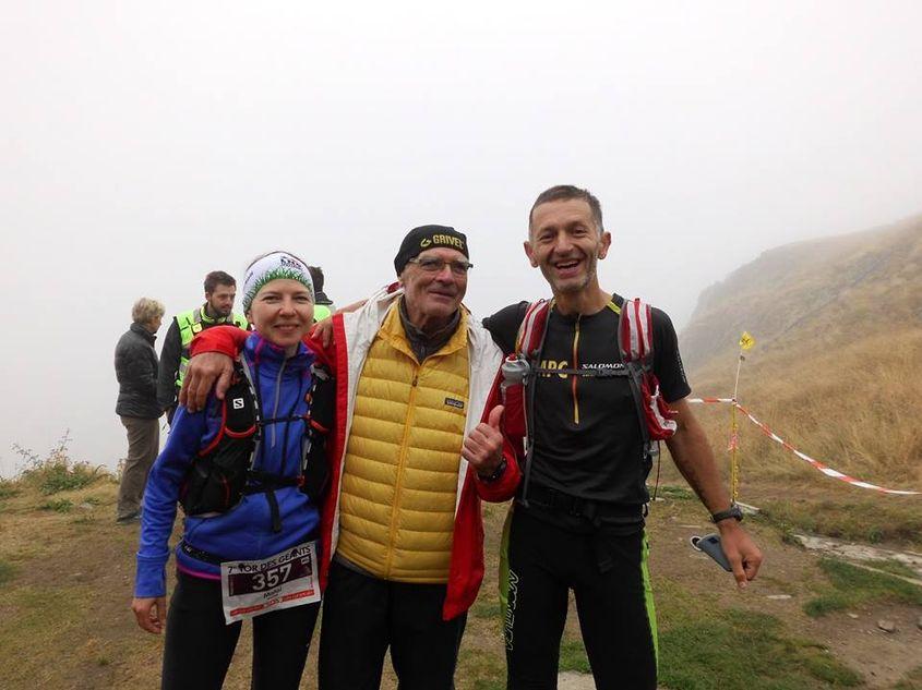 Cu 5 kilometri înainte de finiș, Adi și Vio încadrează un voluntar, care a terminat TDG de patru ori.