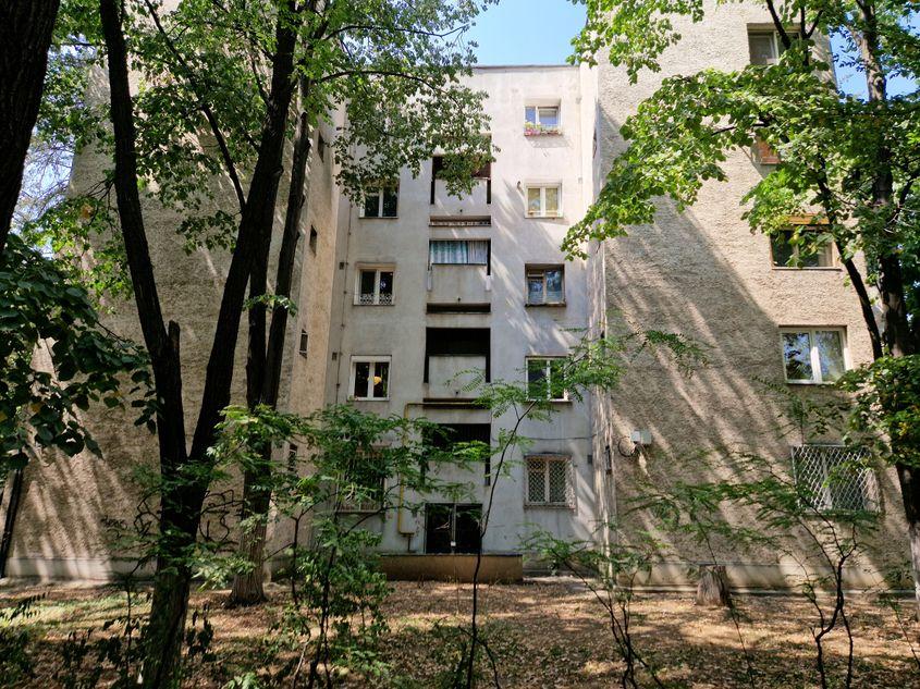 Spatele unui bloc „H” din cărămidă, zona Titan. Foto: Răzvan Filip