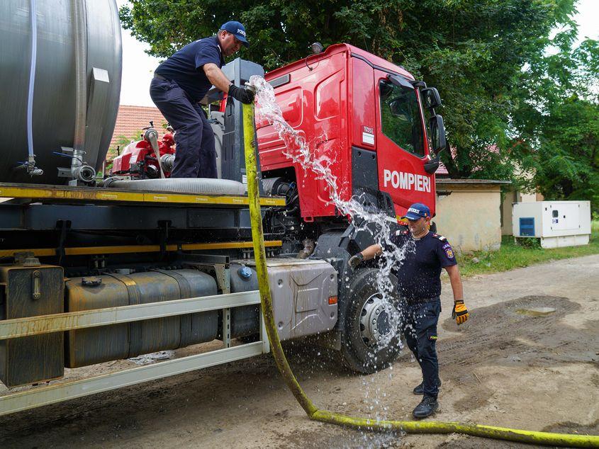 Pe tot parcursul lunii iunie, alimentarea cu apă potabilă, menajeră și apă pentru animale din zona afectată s-a făcut cu autospeciale ale Pompierilor și ale companiei Aquaserv. Foto: Raul Ștef