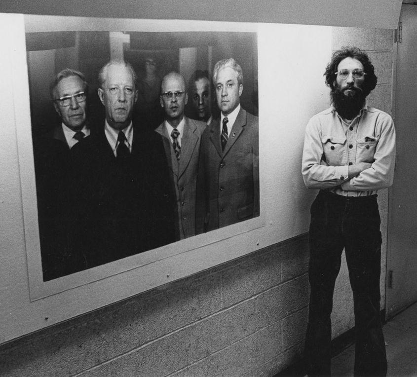 Nathan Farb, în tinerețe, după apariția eseului fotografic „The Russians”.