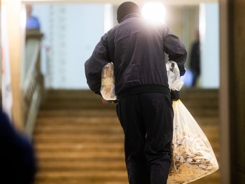 După decizia CCR de renumărare a voturilor, angajații BEJ si cei ai Prefecturii Timis au trebuit să mute sacii cu buletinele de vot dintr-o locație insalubră în sediul Consiliului Județean Timiș. Foto: Inquam Photos / Virgil Simonescu