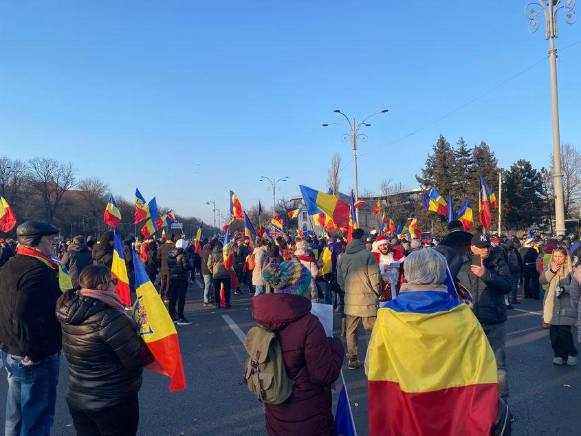În jur de o mie de oameni au ieșit luni în stradă, în București, să protesteze după îndemnul lui Călin Georgescu de boicotare a supermarketurilor. foto: Luiza Popovici / PressOne