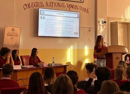 Teatru-ziar, ambasadori antibullying și un colț de ascultare. De la problemele din școală la soluții concrete: cum au învățat mai mulți elevi din România să-și schimbe comunitatea în bine