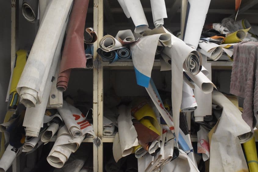 Mesh-uri publicitare vechi, materie primă pentru alte obiecte în economia circulară. Foto: Lavinia Niță