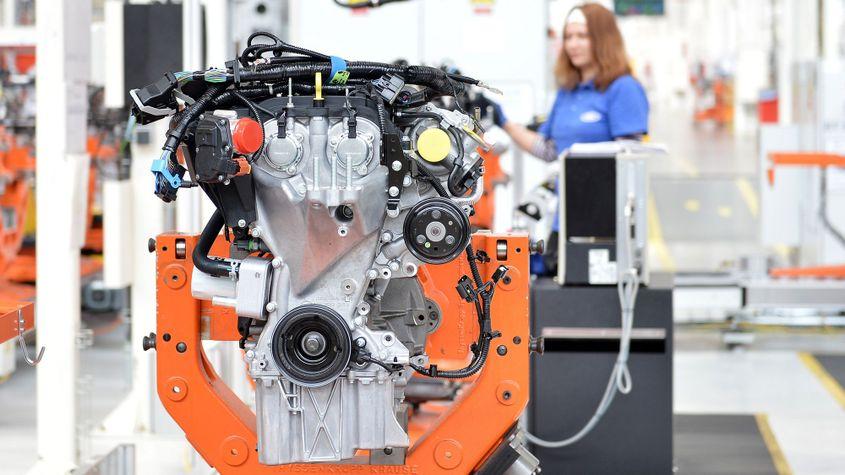 Linia de asamblare devine tot mai robotizată, dar nu doar fabricile se automatizează, ci și munca de birou. Foto: Silviu Matei | Dreamstime.com