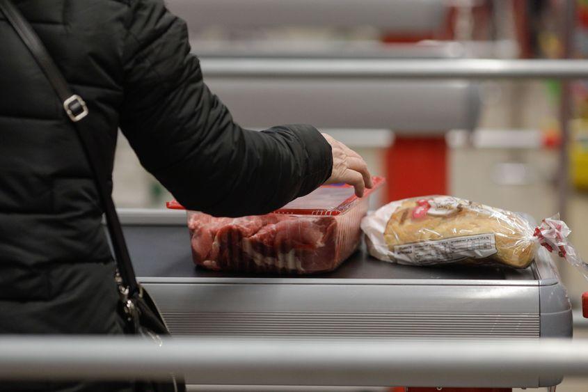 foto: Persoane fac cumpărături într-un supermarket din București, 30 noiembrie 2023. Inquam Photos / George Călin