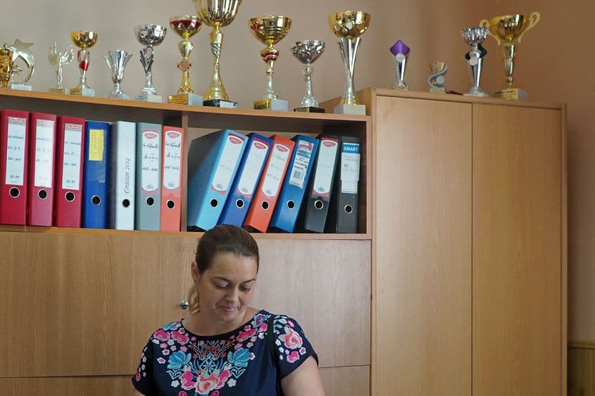 Crina Georgiu a mobilat o parte din clasele școlii din donații. Cupele pe care le păstrează în birou sunt câșigate de elevii școlii la concursuri. Elevii din Chiuiești sunt vicecampioni naționali la oină