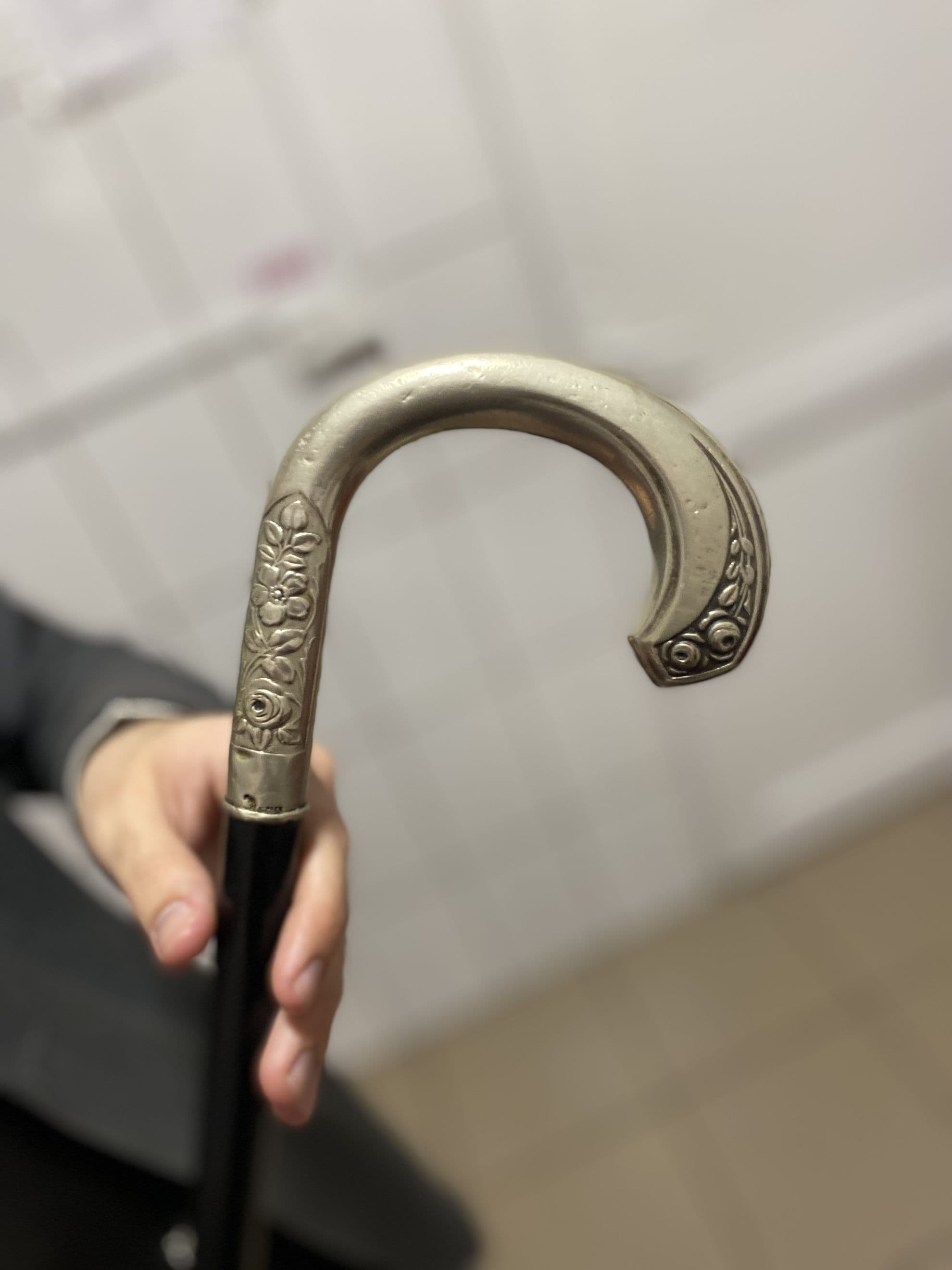 „<em>Uite, are și baston!</em>”, se miră un copil care arată cu degetul. Mircea îi zâmbește și îi face cu mâna. Foto: Luiza Popovici / PressOne