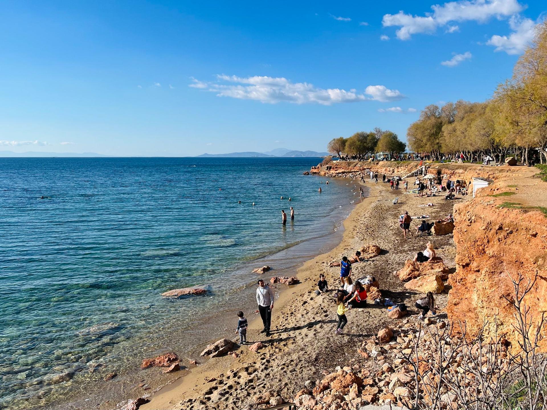 Plajă din Voula, o suburbie a Atenei, ianuarie 2023. Din ce în ce mai puține plaje de pe riviera ateniană sunt publice, iar acelea sunt, de multe ori, neîngrijite și ignorate de autorități. Foto: Ioana Epure