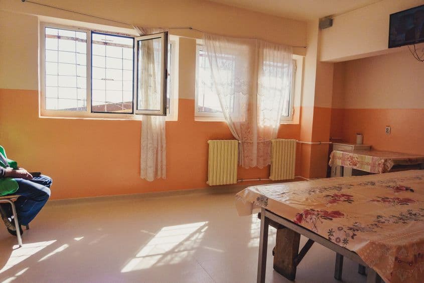 Unul din spațiile comune, înainte de servirea prânzului. Foto: Ioana Epure