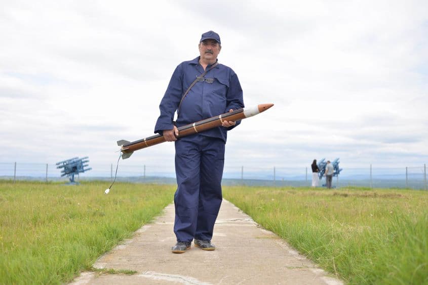 Constantin Neagu e mecanic lăcătuș în cadrul uzinei Electromenica. Vara, misiunea sa e să lanseze rachete anti-grindină.