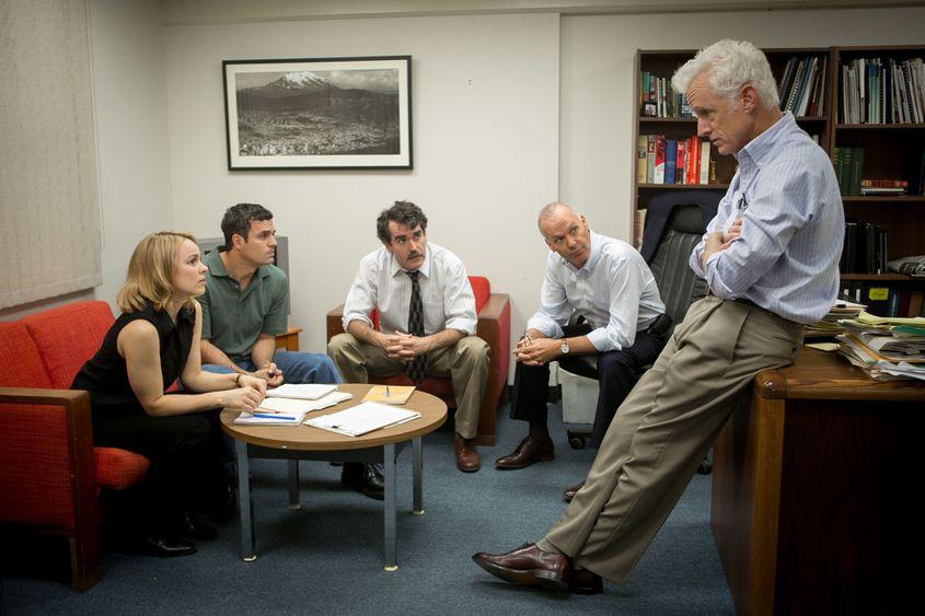 De la stânga la dreapta, Rachel McAdams, Mark Ruffalo, Brian d’Arcy James, Michael Keaton și John Slattery, actori în „Spotlight”.