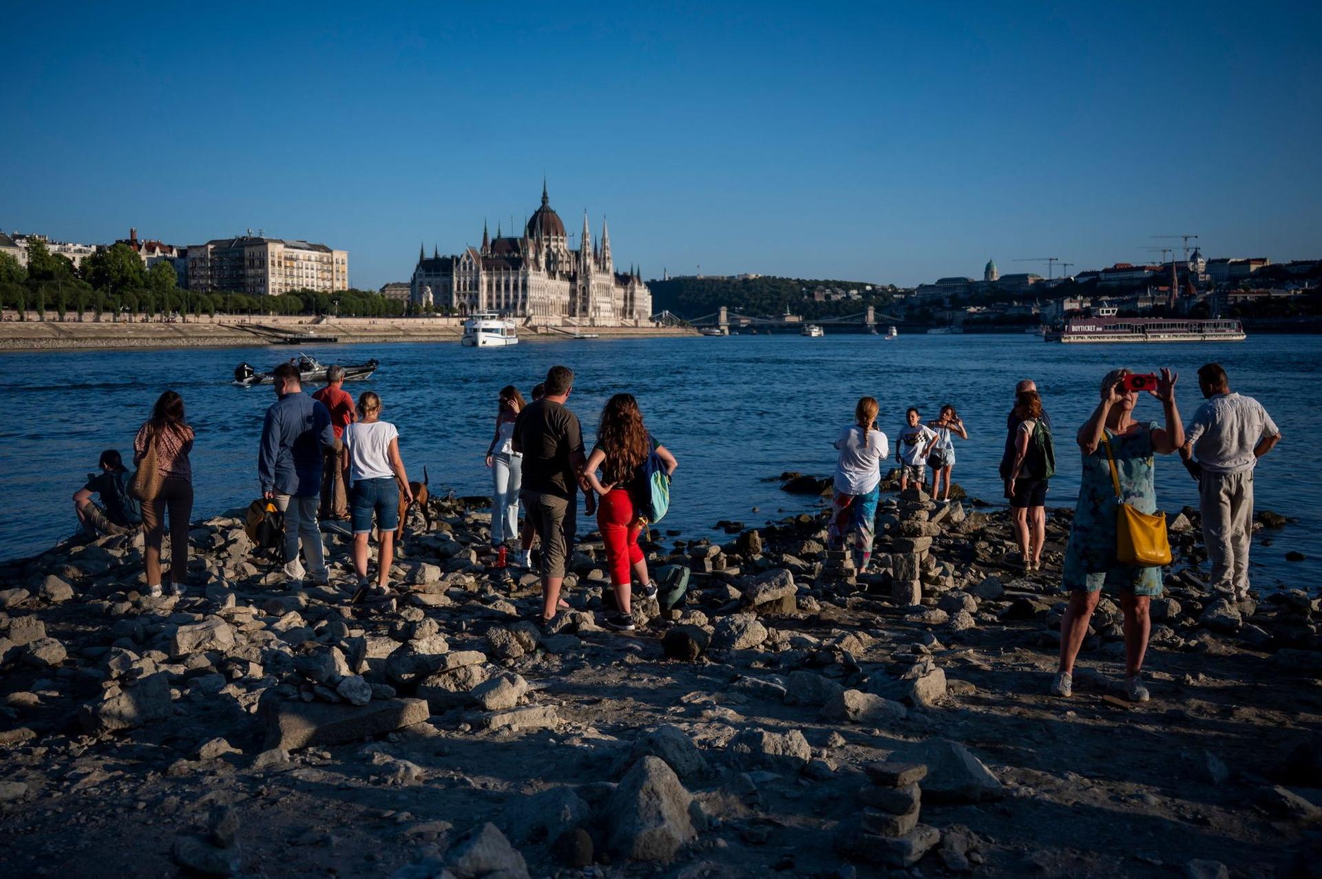 28 iulie 2026 - oamenii își fac poze cu Dunărea, aflată la niveluri extrem de scăzute în capitala Ungariei, Budapesta. Foto: EPA/ZOLTAN BALOGH HUNGARY OUT
