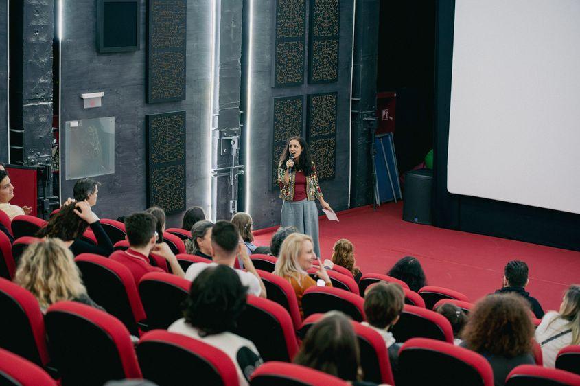 Proiecție de film, la cinematograful universității de film UNATC, cu filme accesibilizate pentru persoanele cu deficiențe de auz. Foto: Animest