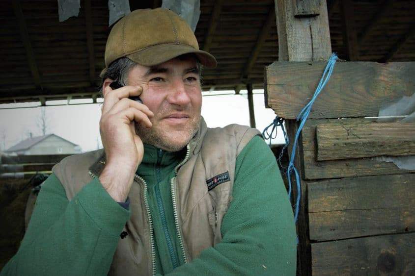 Edward Comănac, cioban cu studii inginerești și juridice, își vinde ultimele oi