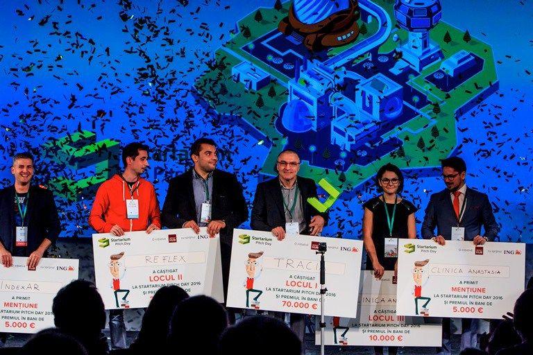 Gabriel Bugnar (în centru), cu marele premiu de la Startarium Pitch Day.