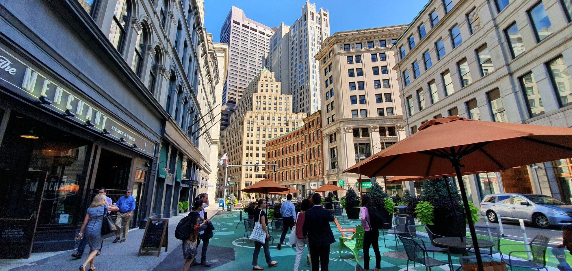 Pe aici circulau mașinile. Acum, spațiul este revendicat pentru pietoni, iar curând aici va fi spațiu verde permanent.