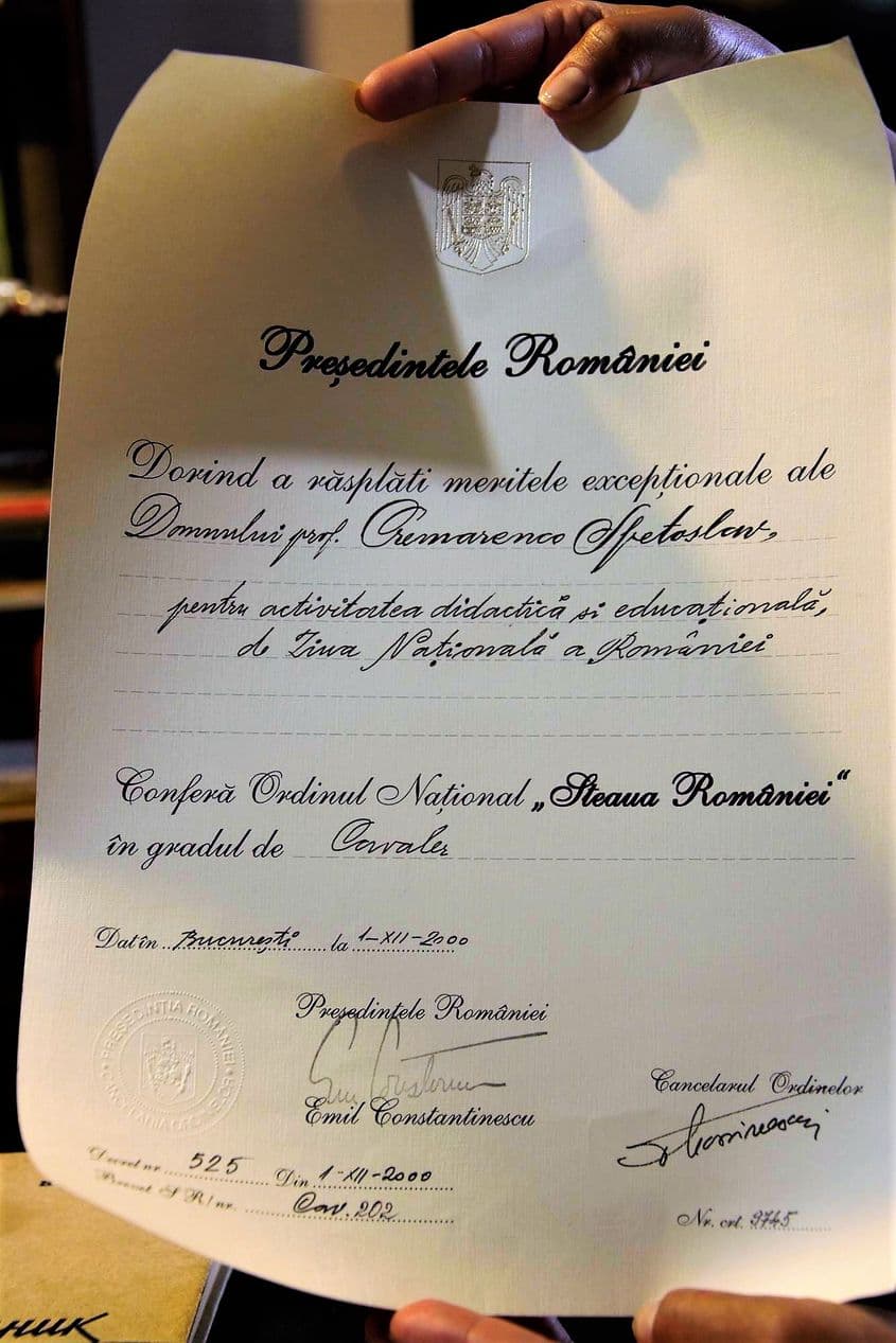 Profesorul este Cavaler al Ordinului Național „Steaua României”.