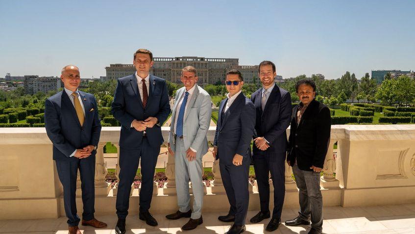 Mircea Abrudean, alături de șefii companiilor implicate în realizarea Centrului de Date Quantum AI. De la stânga la dreapta, David Carstens, de la CCG Inc., Cary Tantlinger, CEO și fondator DriverAI, Mircea Abrudean, președintele Senatului, Cătălin Podaru, președinte și CEO Leviatan Group, Jacob Weinberg și Jegadesan, ambii de la DriverAI. Sursa foto: Facebook / Mircea Abrudean