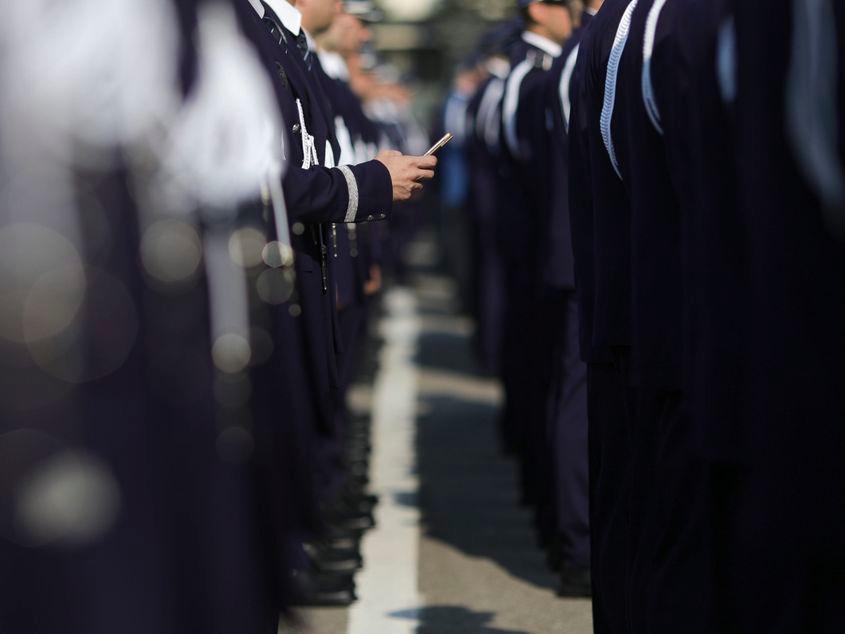 În fiecare an, în iulie, absolvenții formați de corpul didactic al Academiei de Poliție depun jurământul de credință. În imagine, secvență surprinsă la ceremonia din iulie 2019. FOTO: Octav Ganea / INQUAM PHOTOS