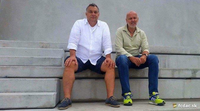 Viktor Orbán și Oszkár Világi, pe stadionul echipei FC DAC 1904. Foto: fcdac.sk