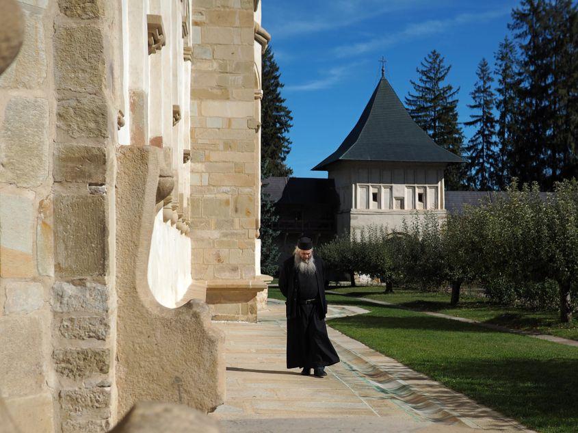 Dimineață de toamnă la Mănăstirea Putna