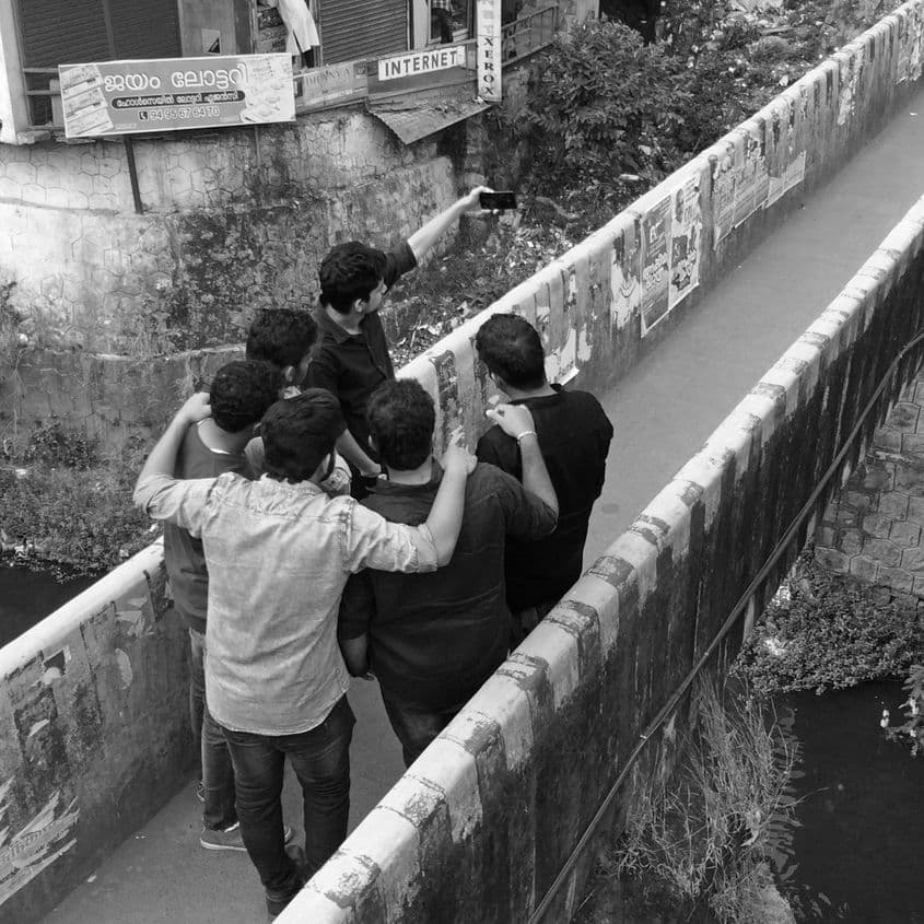 Munnar, India, 2016. Șase prieteni strânși bine laolaltă încap într-un selfie făcut cu „oglinjoara”. Fotografii: Voicu Bojan