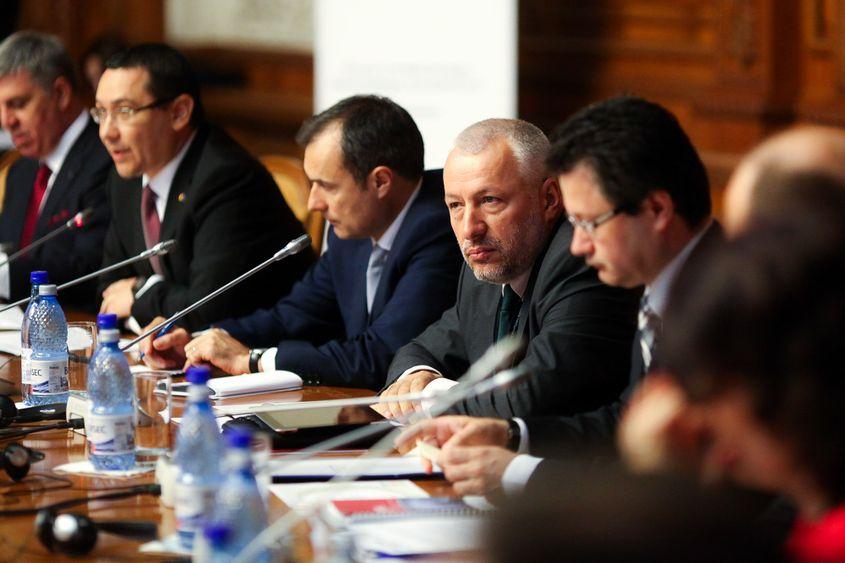 Iulian Fota (cu părul alb) este directorul Colegiului Naţional de Informaţii din 2016. Foto: George Călin / Inquam Photos