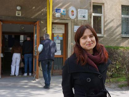 Emese în fața secției de vot din Budapesta Foto: Irina Șerban
