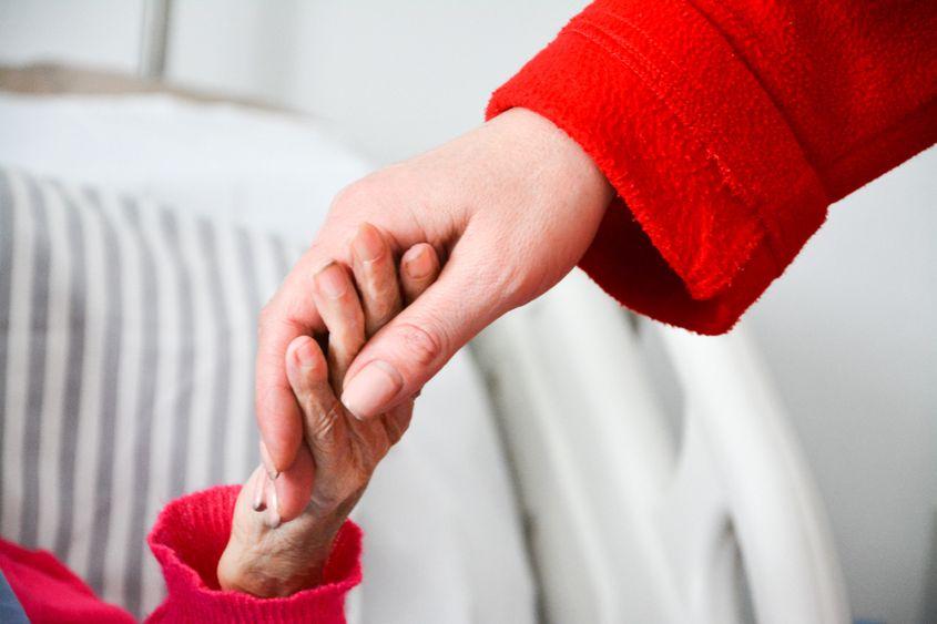 Chiar dacă nu-și dau seama unde sunt și ce se întâmplă cu ei, bolnavii simt când li se arată afecțiune.