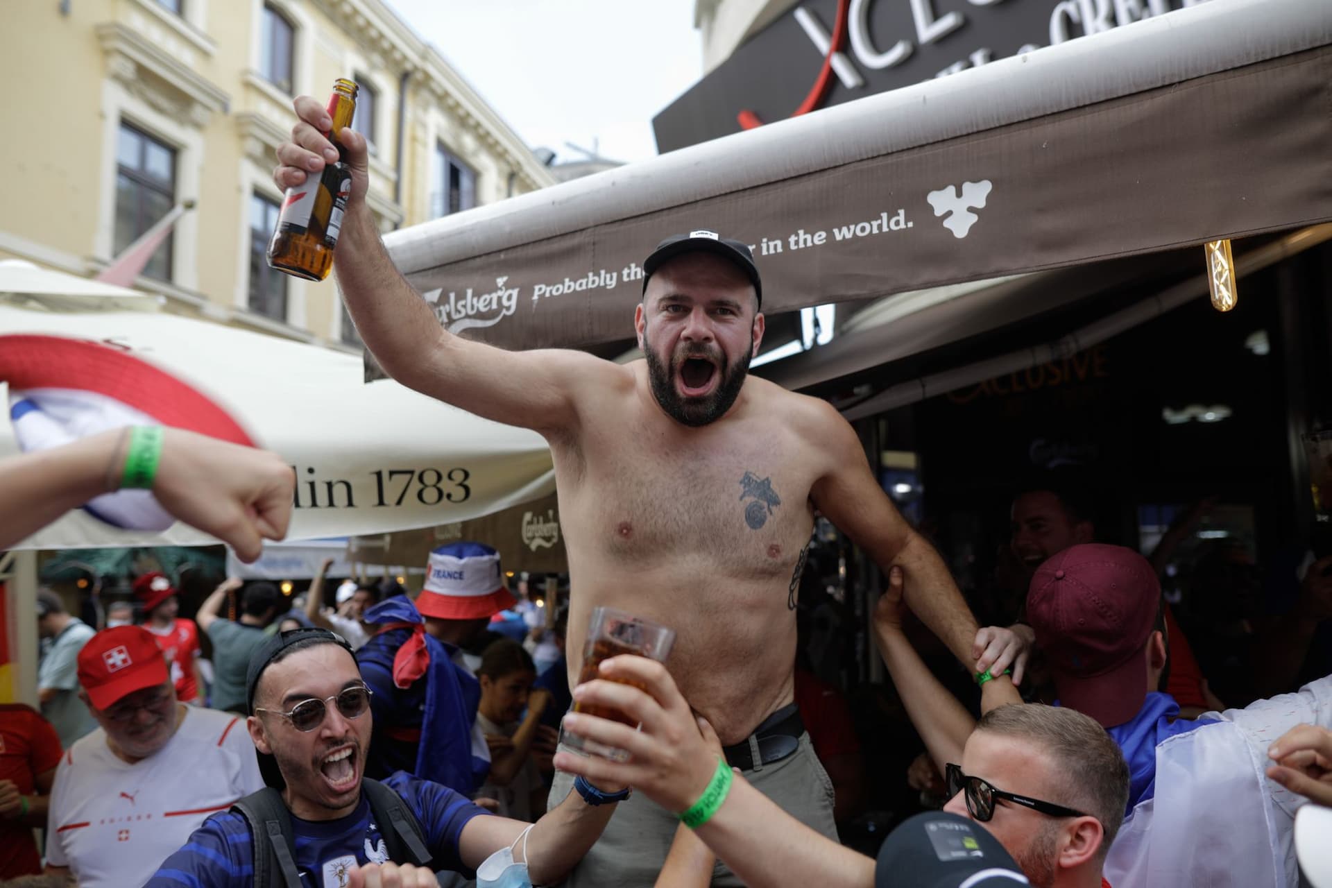 Suporteri francezi și elvețieni petrec în centrul vechi al capitalei, înaintea meciului de fotbal dintre Franța și Elveția din optimile de finală ale Campionatului European de Fotbal - EURO 2020. Inquam Photos / George Călin