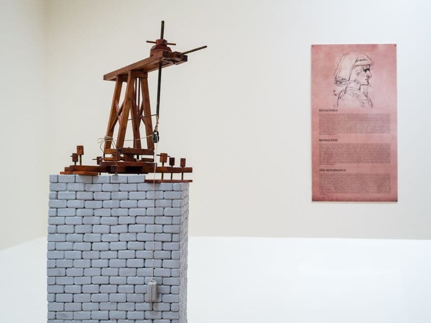 Un sistem de scripeți care imită funcționarea macaralelor moderne.