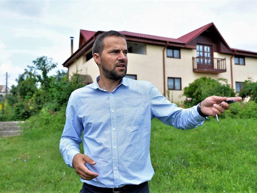 Preotul Tudor Marian din Găgești, județul Vrancea, cumpără, cu ajutorul donațiilor, o casă pentru copiii sărmani. Fotografii: Lucian Muntean