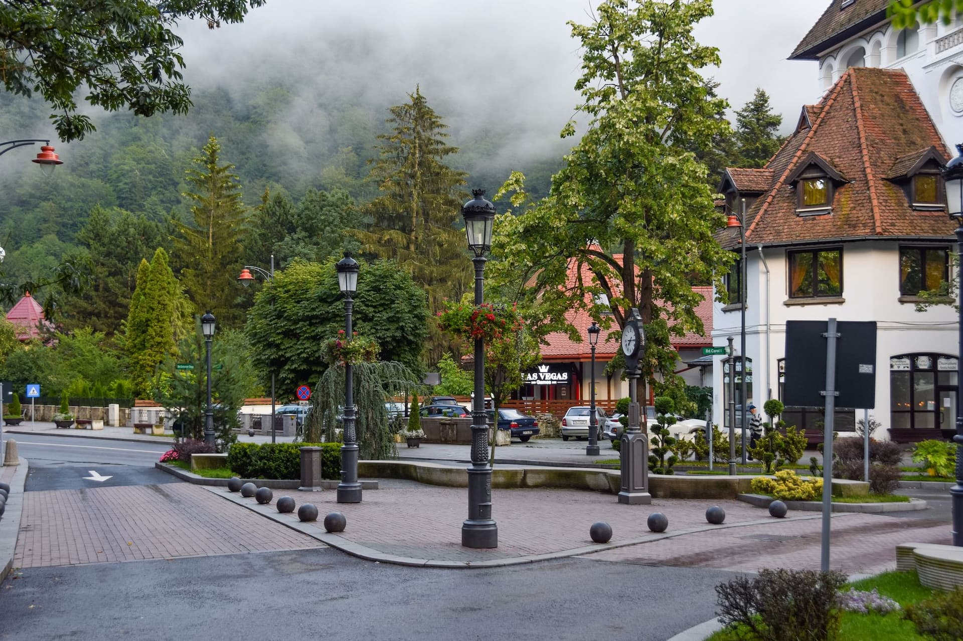 Sinaia a fost gândită încă de la început cu spații generoase pentru pietoni și verdeață. Foto © Felix Andries | <a target="_blank" rel="noreferrer noopener" href="https://www.dreamstime.com/?utm_source=youtube&utm_medium=link&utm_campaign=pressone" target="_blank">Dreamstime.com</a>