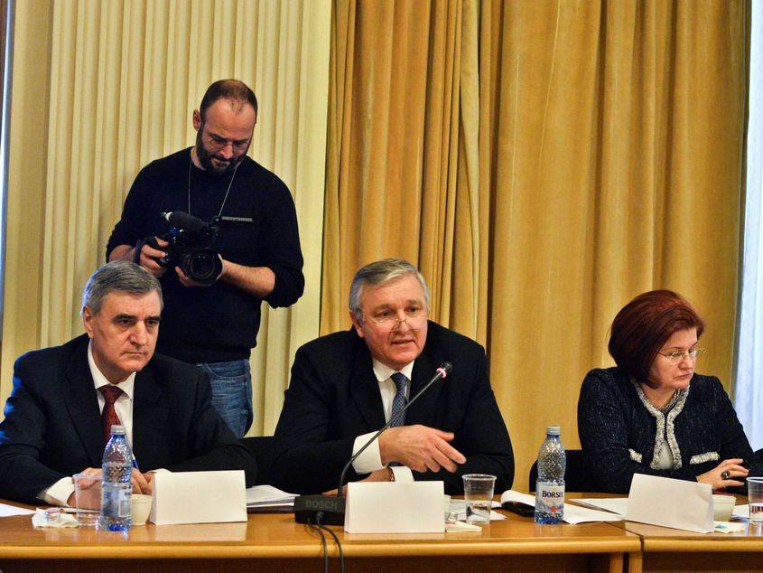 Profesorii universitari Ioanel Sinescu (în stânga) și Mircea Beuran (centru) se pronunță împotriva scoaterii la concurs a posturilor de conducere din spitale. În dreapta este profesorul Cătălina Poiană, președintele Colegiului Medicilor din București. Fotografii: Lucian Muntean