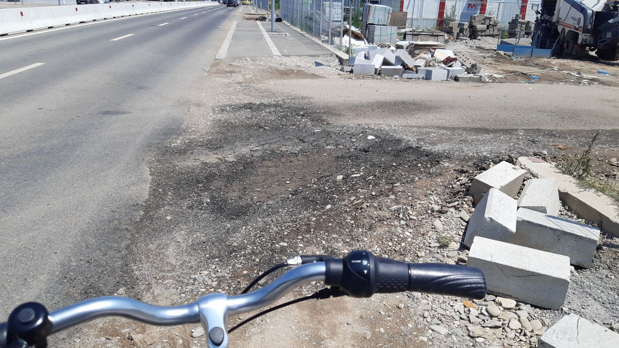 Pista de pe Fabrica de Glucoză - pistă întreruptă de porțiuni cu pietriș.